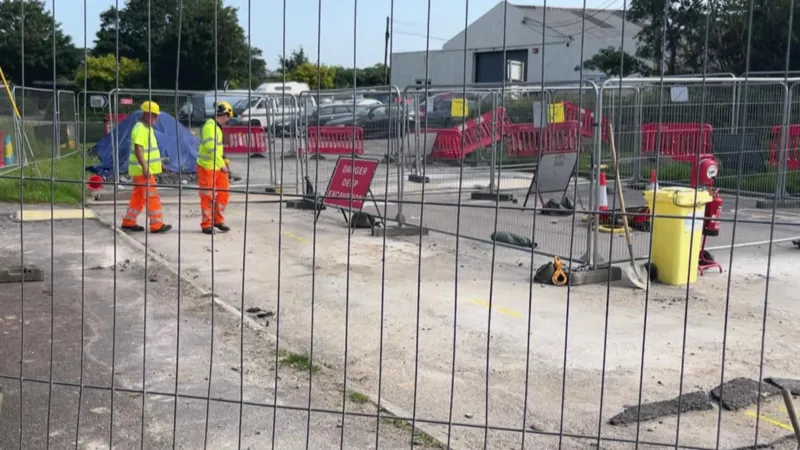 Comienzan las reparaciones para arreglar los daños en la carretera del pozo minero.