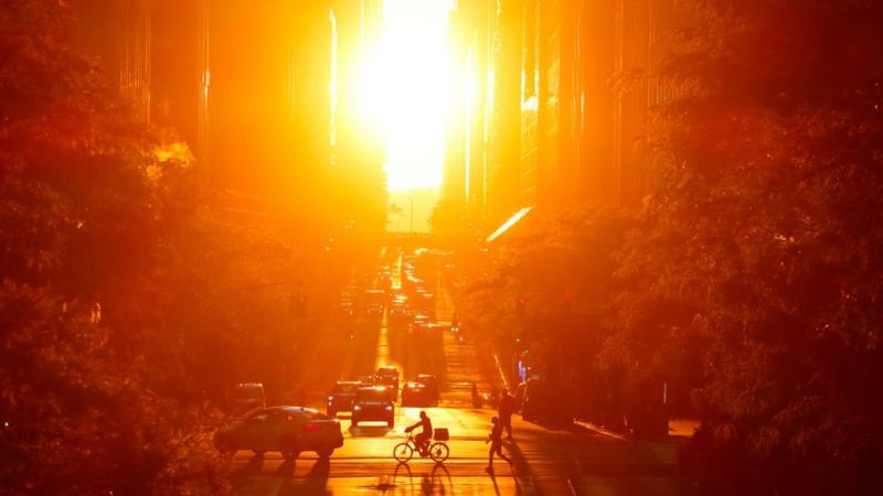 Manhattanhenge: New Yorkers Gather To Snap Beautiful Sunset - BBC Newsround