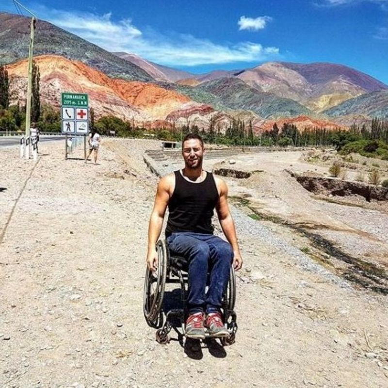 Paraplegic man drags himself through airport - BBC News