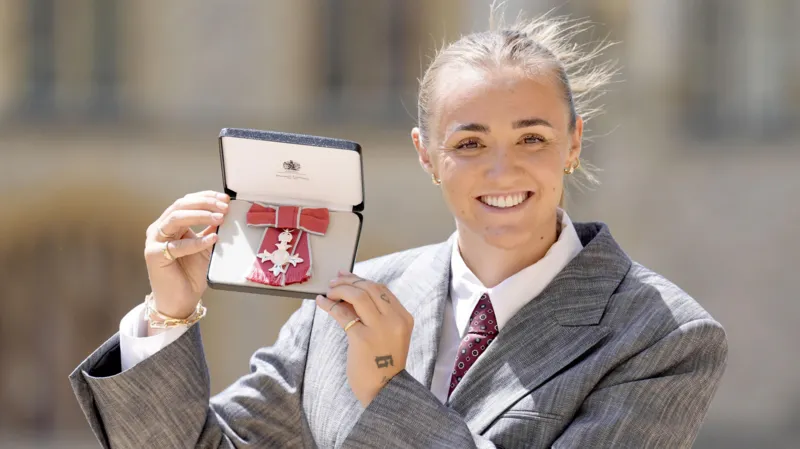 Georgia Stanway recibe la Orden del Imperio Británico (MBE) de manos del rey Carlos III.