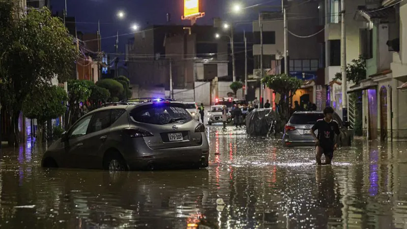 Quince muertos tras accidente de helicóptero durante rescate por inundaciones en Perú