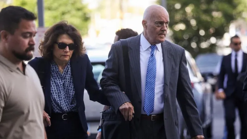 La familia de Charlie Kirk asiste a la audiencia del sospechoso acusado de su asesinato.