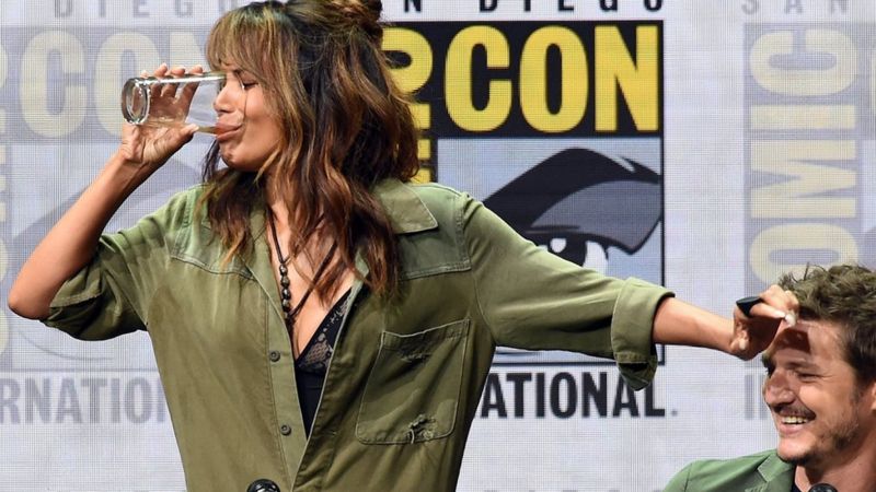 Did Halle Berry drink half a pint of whiskey at Kingsman Comic-Con ...