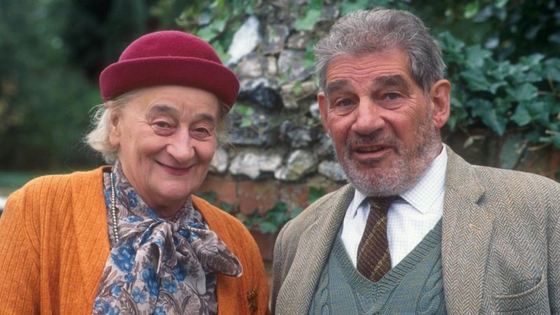 Vicar of Dibley star Trevor Peacock dies at 89 - BBC News