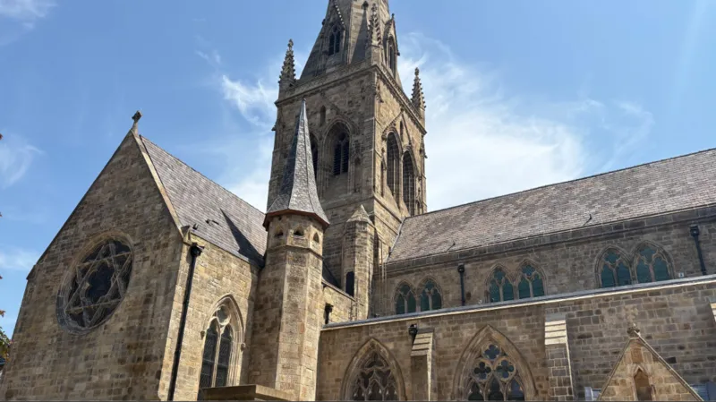 La catedral de Salford reabre sus puertas tras una restauración de 20 millones de libras.