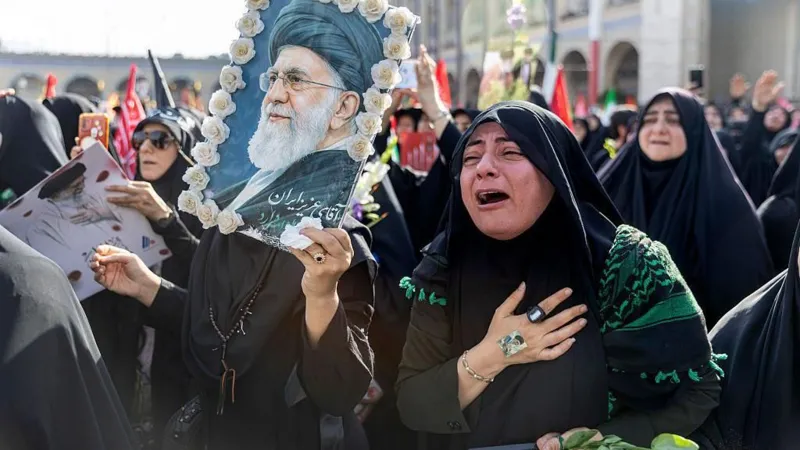 El líder supremo de Irán estuvo ausente mientras altos funcionarios asistían al funeral del ayatolá.