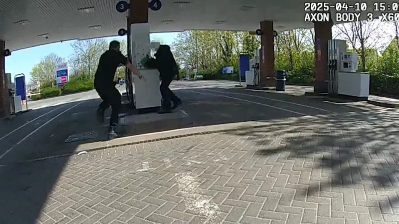 Un ofițer lăudat pentru prevenirea unui incendiu la o benzinărie