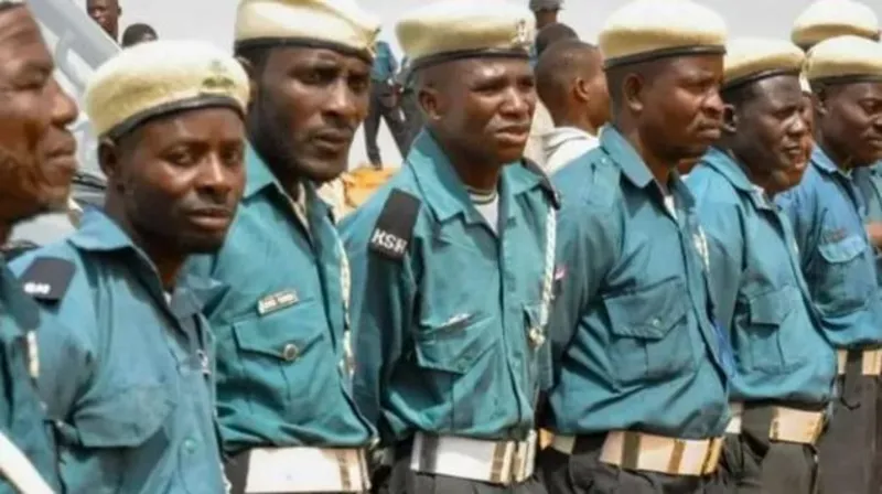 La policía islámica de Nigeria arresta a nueve musulmanes por no ayunar durante el Ramadán. La policía islámica de Nigeria arresta a nueve musulmanes por no ayunar durante el Ramadán.