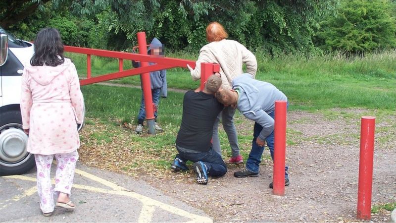 Old Biddy In Solo Nature Reserve Traveller Blockade Bbc News