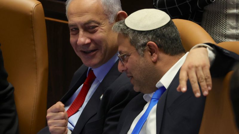 Tras las elecciones de noviembre de 2022, el primer ministro israelí Benjamín Netanyahu creó un gobierno junto a la alianza ultraderechista Sionismo Religioso e incluyó en el gabinete a Itamar Ben-Gvir, líder del partido ultranacionalista Otzma Yehudit (Poder Judío), quien fue nombrado ministro de Seguridad Nacional, encargado de la policía en Israel y en la Cisjordania ocupada.