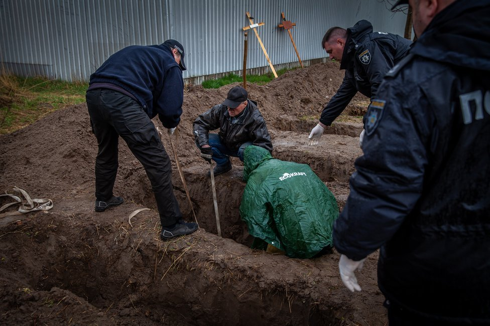 Collecting the dead in Bucha - BBC News