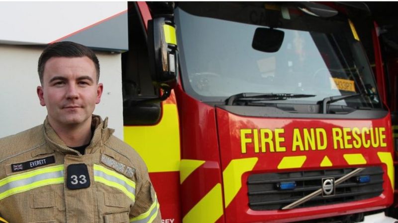 Off-duty firefighter praised for saving man's life in Romsey - BBC News