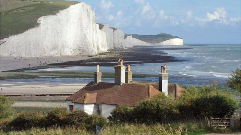 Beachy Head cliff visitors 'shocked' by rock fall photos - BBC News