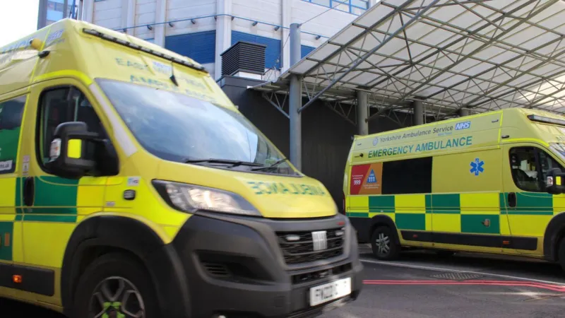 Se insta a los pacientes a evitar acudir a urgencias durante las obras de instalación del suelo.