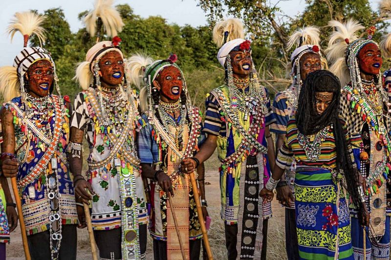 In pictures: The men competing for love in the deserts of Chad - BBC News