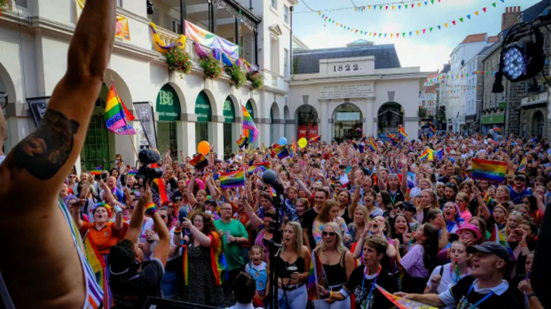 El orgullo da un paso adelante con un nuevo pueblo. El orgullo da un paso adelante con un nuevo pueblo.