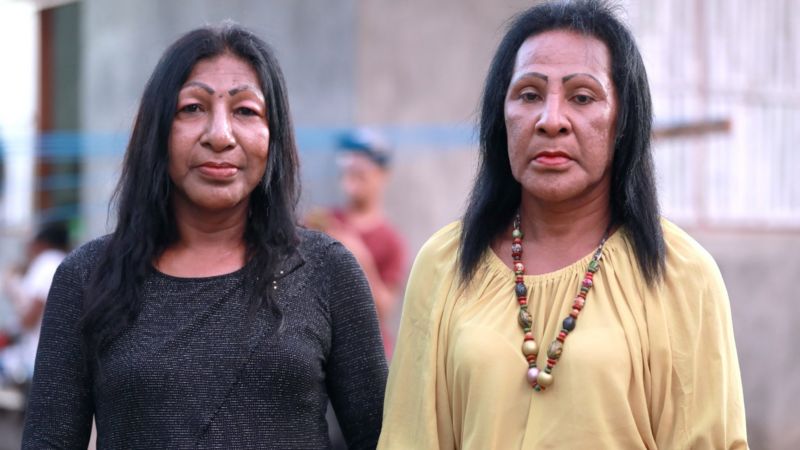 Lola dan Linda, adik-kakak yang memilih menjadi transpuan. Lola mengaku menjadi yang pertama mendeklarasikan diri sebagai transpuan.