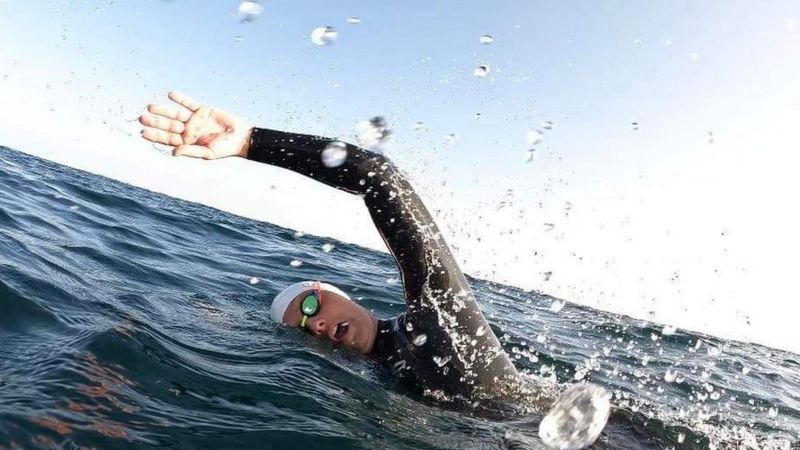 Jasmine Harrison is first woman to swim length of UK - BBC News