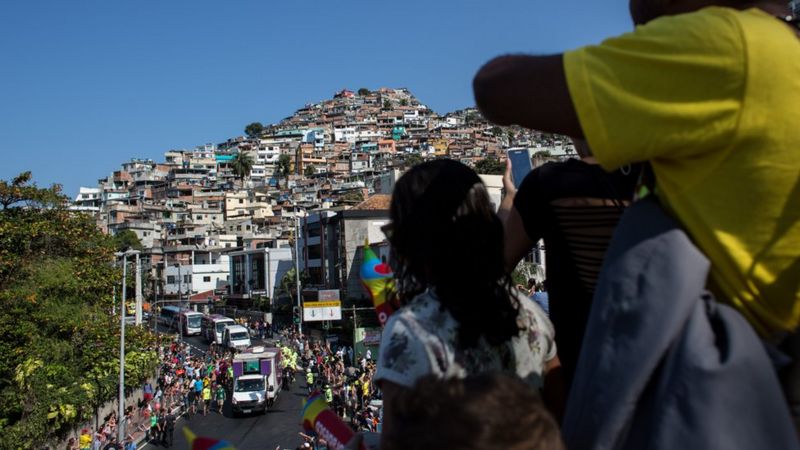 La antorcha olímpica a su paso por una de las favelas de Río de Janeiro.