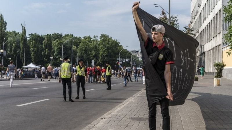 Ukraine holds largest gay pride event to date in Kiev - BBC News