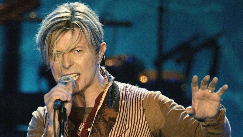 Ricky Gervais: 'Bowie kept illness from everyone' - BBC News