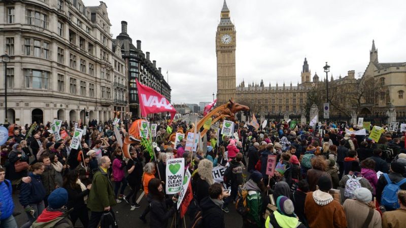 COP21: Thousands join London climate change march - BBC News