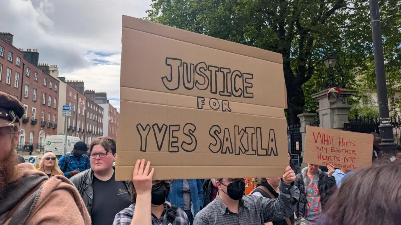 Manifestantes se congregan frente al Parlamento de Irlanda por la «perturbadora» muerte de Yves Sakila.