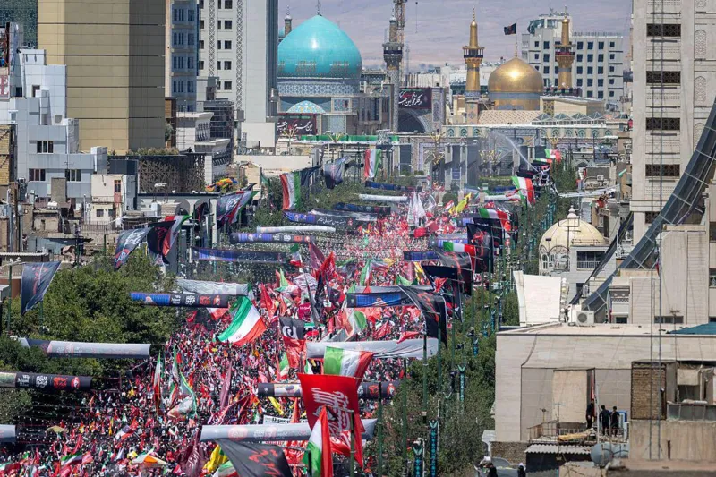 En Mashhad se congrega una multitud inmensa para el entierro del difunto líder supremo de Irán.
