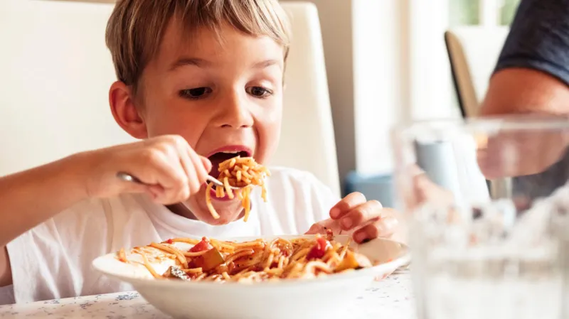 Por qué el dinero para las comidas navideñas para padres con problemas económicos vuelve a estar disponible