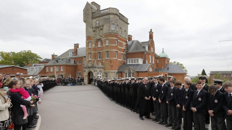 Queen helps mark 100 years of Pangbourne College - BBC News