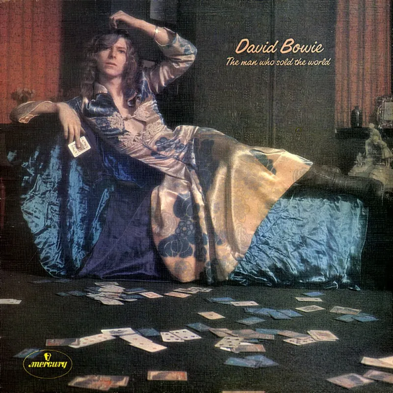 На обложке альбома The Man Who Sold the World (только британского издания) Боуи предстал в экстравагантном облике драг-квин с женской прической и в женском платье