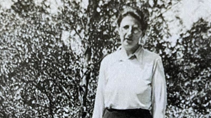 'I never knew my mother escaped the Holocaust' - BBC News