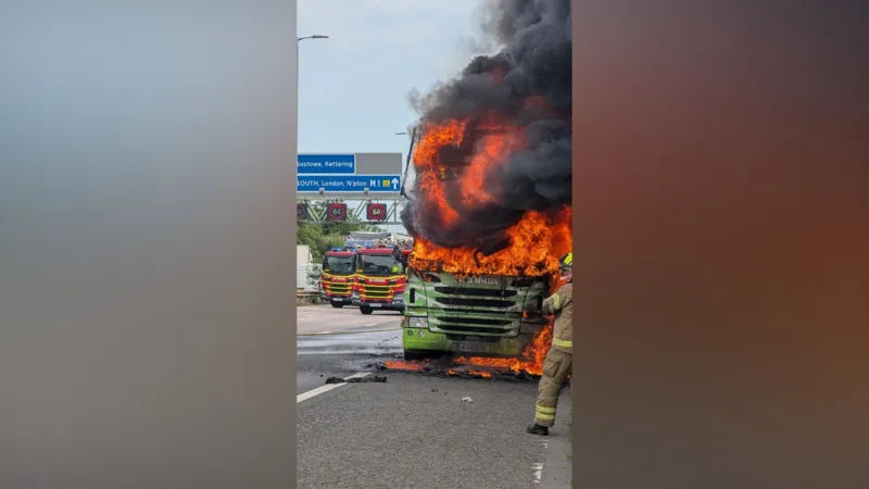 El incendio del camión transportador de coches M1 fue causado por un neumático reventado.