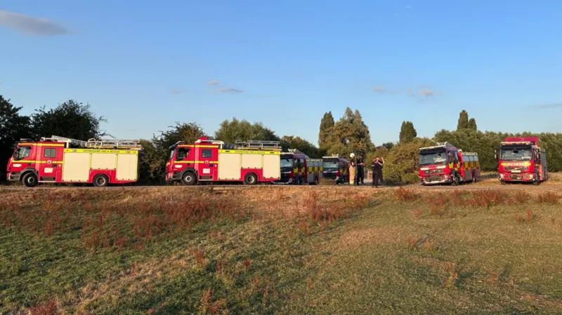 Los bomberos combaten un «incendio considerable» en un campo de la ciudad.