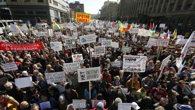 Moscow protests over demolition of Soviet-era homes - BBC News