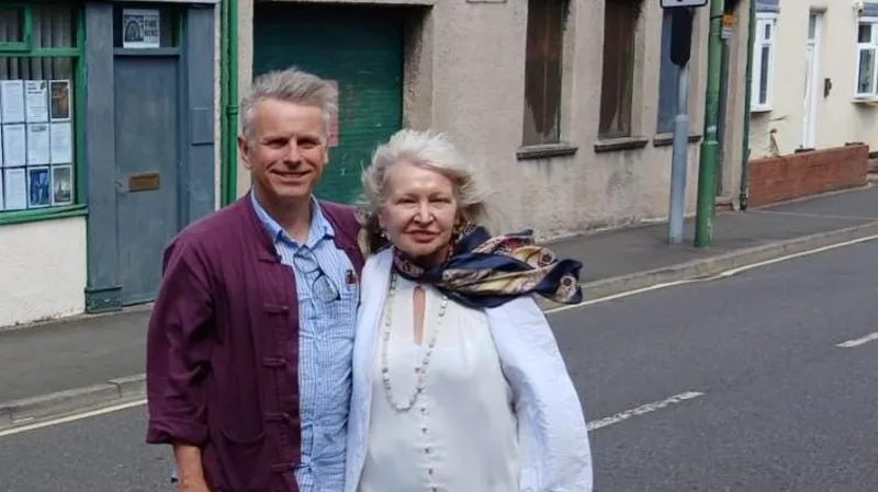 Una pareja inaugura un museo para celebrar el patrimonio de la ciudad.