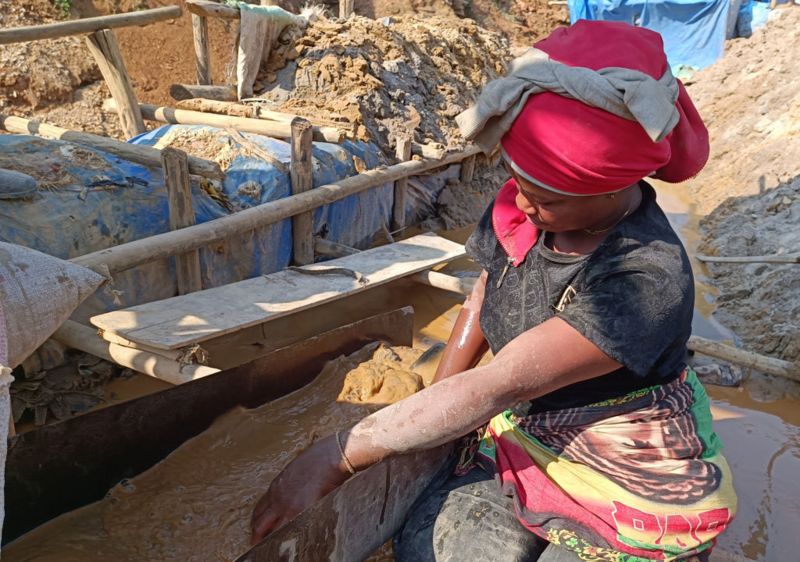 A woman works at a cobalt mine in DR Congo, under very poor conditions