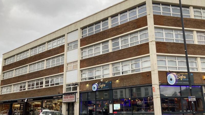 Wakefield apartment complex shut down over fire safety fears - BBC News