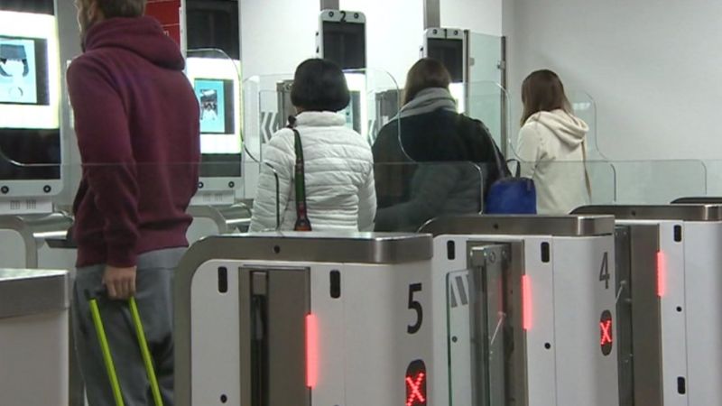 More children can use passport e-gates after UK rule change - BBC News