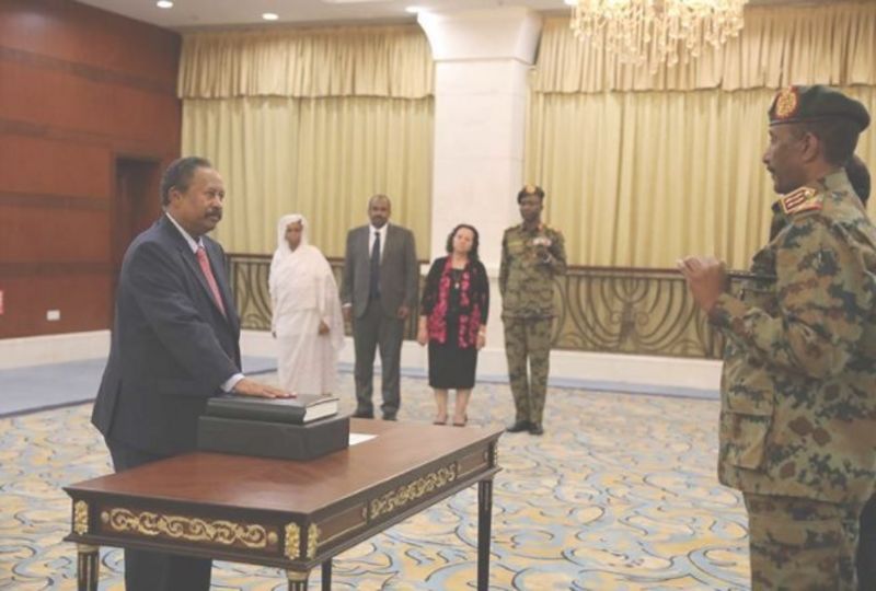 عبدالله حمدوك، رئيس الوزراء السوداني أثناء تأديته اليمين الدستورية