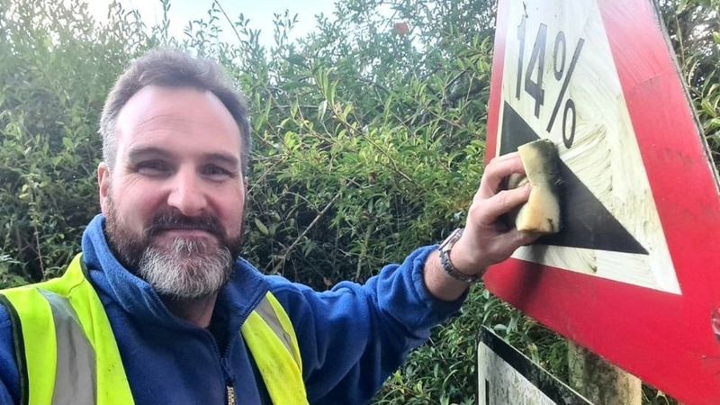 The Man Who Cleaned Road Signs During Lockdown Bbc News 
