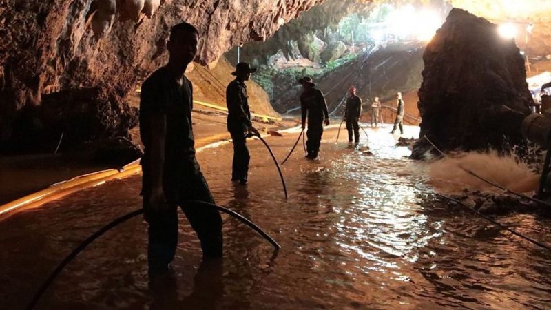 Rescatistas en la cueva