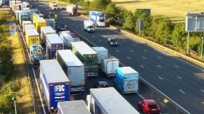 El accidente provoca largas demoras y el cierre parcial de la M1.