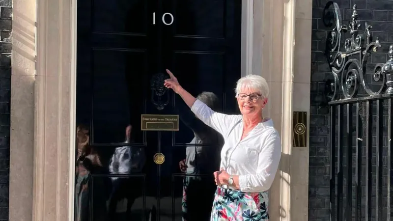 Un voluntario de jardinería del NHS fue invitado a Downing Street. Un voluntario de jardinería del NHS fue invitado a Downing Street.