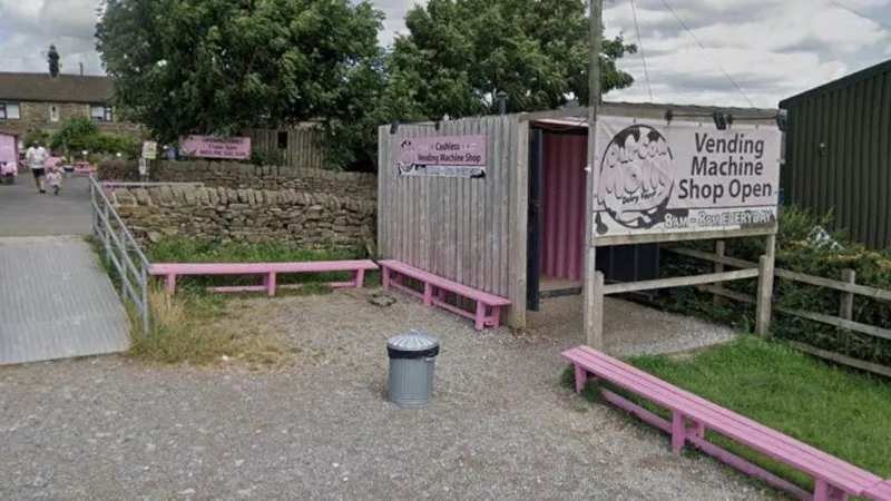 Una popular heladería paga para desviar un sendero peatonal.