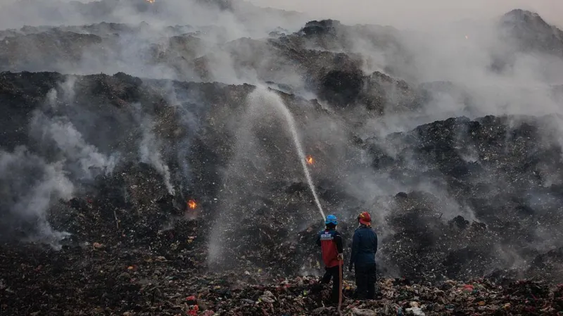 Una montaña de basura en Indonesia lleva ardiendo más de una semana. Una montaña de basura en Indonesia lleva ardiendo más de una semana.