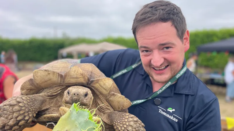 Una tortuga de 40 kg busca un nuevo hogar.