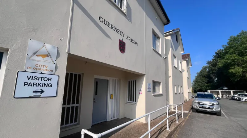 Un recluso fue encontrado muerto en una celda de la prisión de Guernsey. Un recluso fue encontrado muerto en una celda de la prisión de Guernsey.