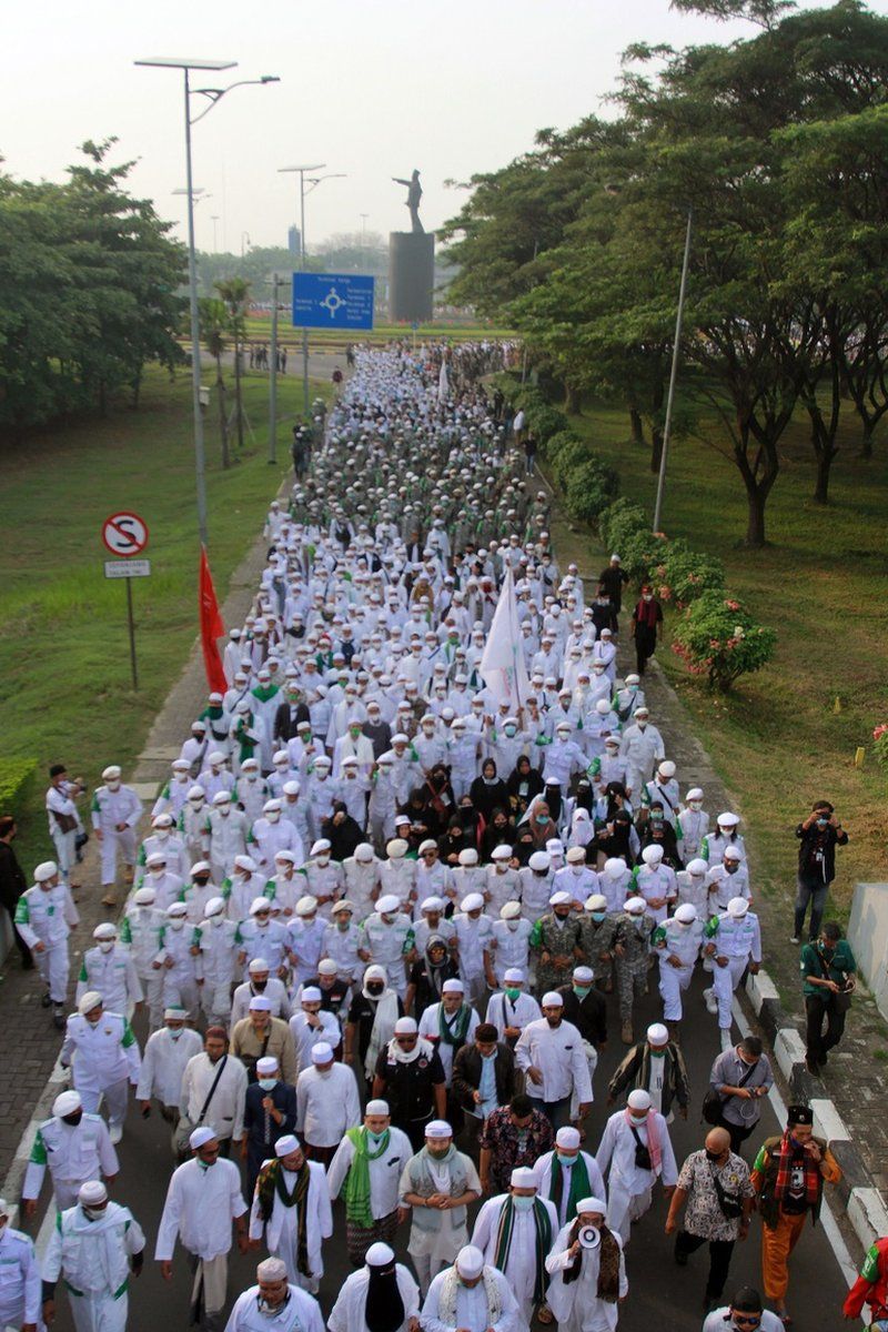 Massa pendukung Rizieq Shihab berjalan menuju Terminal 3 Bandara Soekarno Hatta, Tangerang, Banten, Selasa (10/11).