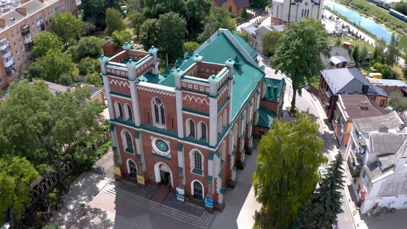 Костел та органнний будинок - одна з найвідоміших пам'яток міста. За радянських часів тут демонтували шпилі